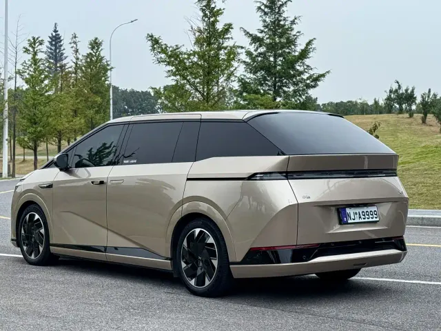 Xpeng X9 — Фото автомобиля 5