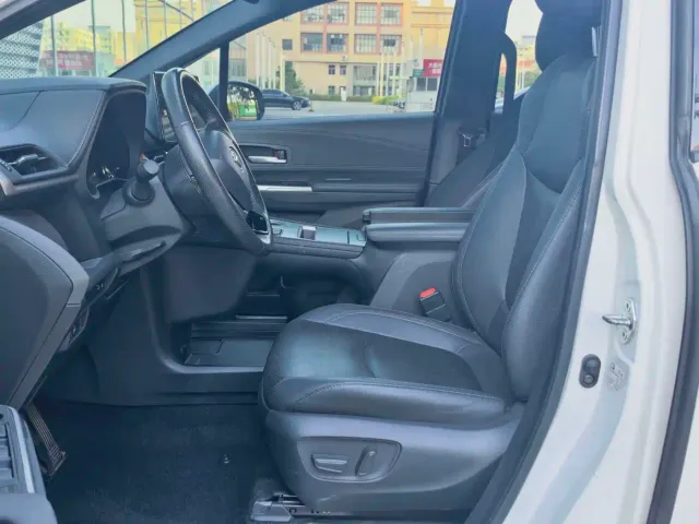 Toyota Sienna — Фото автомобиля 13
