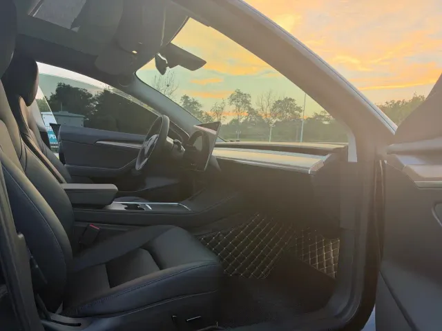 Tesla Model 3 — Фото автомобиля 11