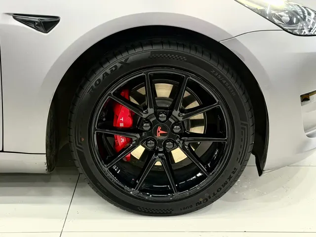 Tesla Model 3 — Фото автомобиля 17