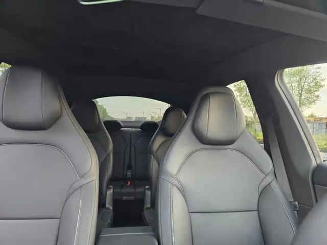 Tesla Model Y L — Фото автомобиля 9