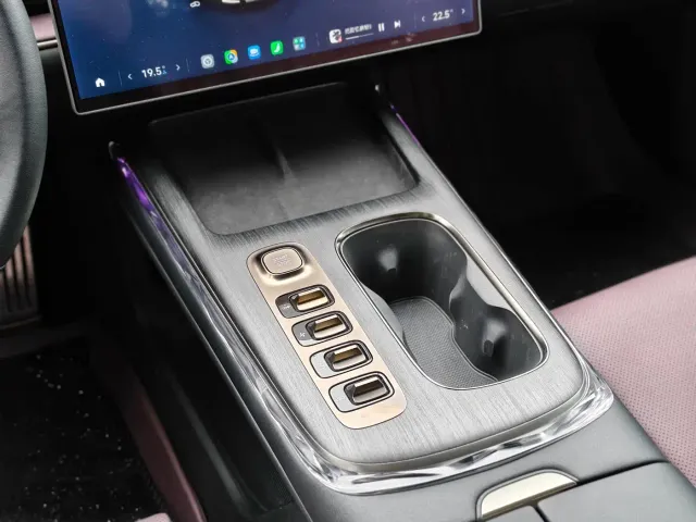 Xiaomi SU7 — Фото автомобиля 13