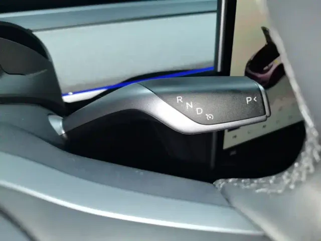 Tesla Model Y — Фото автомобиля 13