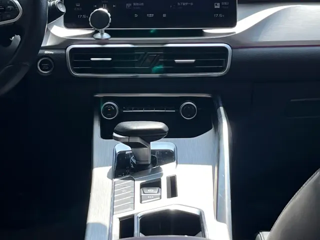 Geely Binyue — Фото автомобиля 13