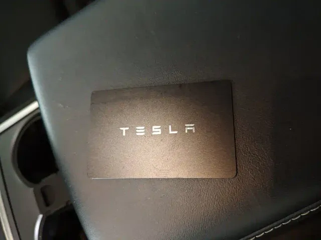Tesla Model Y — Фото автомобиля 8