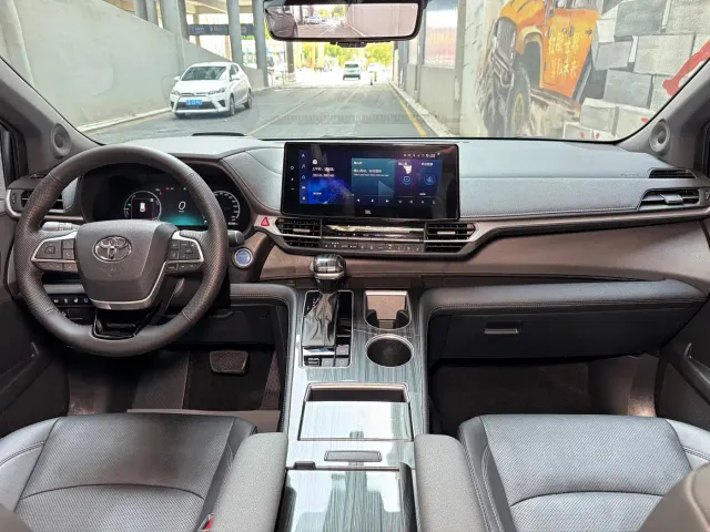 Toyota Sienna — Фото автомобиля 15