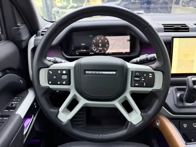 Land Rover Defender — Фото автомобиля 10