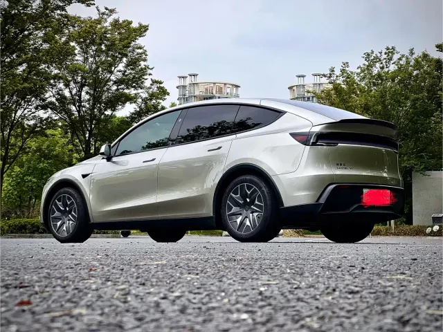 Tesla Model Y L 2025 Facelift Long Range AWD — Фото автомобиля 7