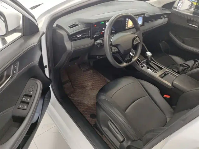 Roewe i5 — Фото автомобиля 15