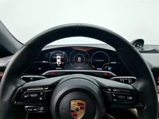 Porsche Taycan — Фото автомобиля 11