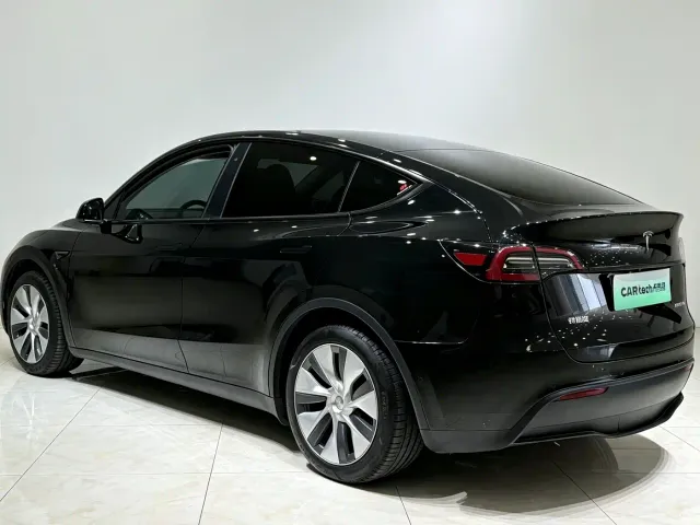 Tesla Model Y — Фото автомобиля 17