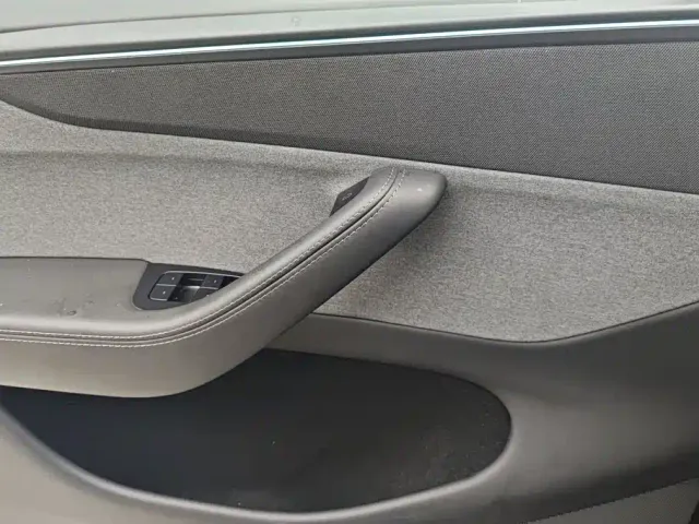 Tesla Model Y — Фото автомобиля 7