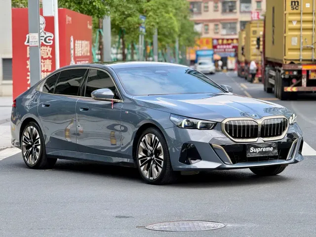 BMW 5 Series — Фото автомобиля 3