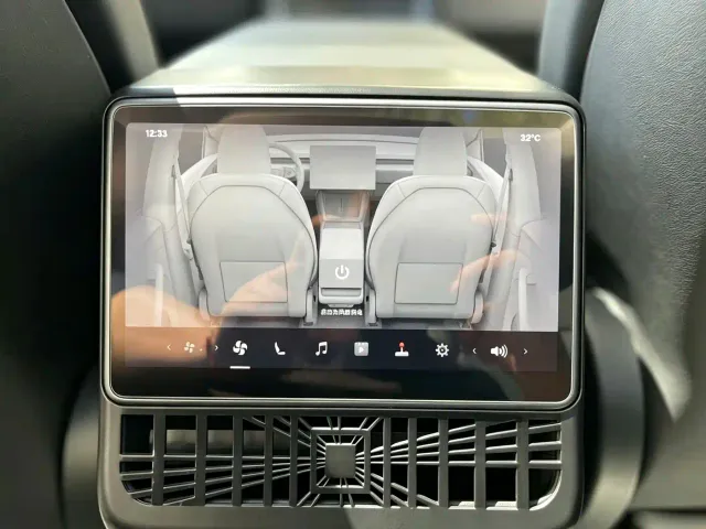 Tesla Model Y — Фото автомобиля 17