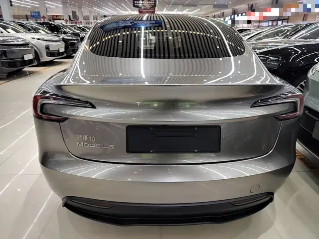 Tesla Model 3 — Фото автомобиля 5