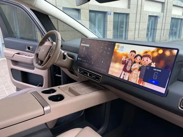 Li Auto MEGA — Фото автомобиля 11