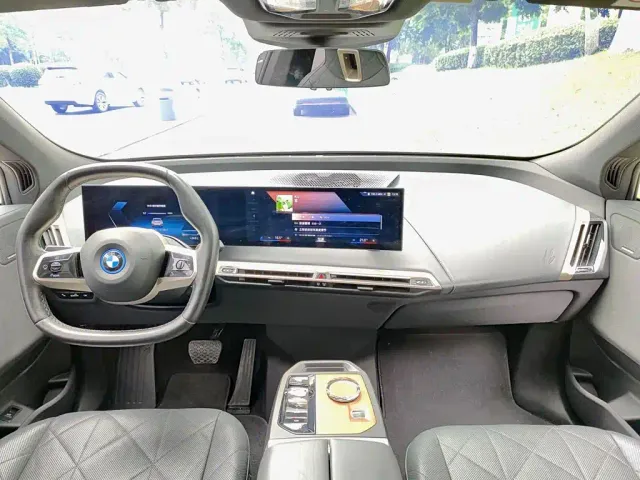BMW iX — Фото автомобиля 10