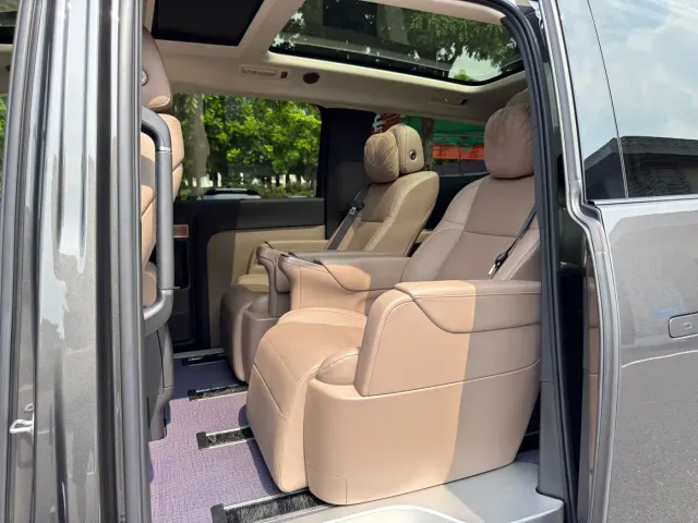 Li Auto MEGA — Фото автомобиля 18