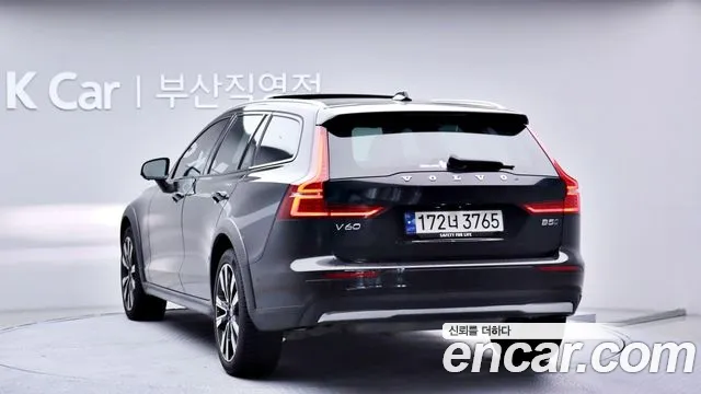 Volvo V60 Cross Country 2nd Gen — Фото автомобиля 3