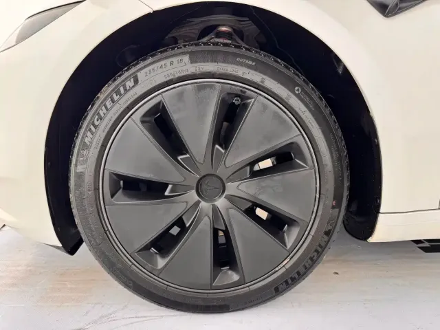 Tesla Model 3 — Фото автомобиля 15