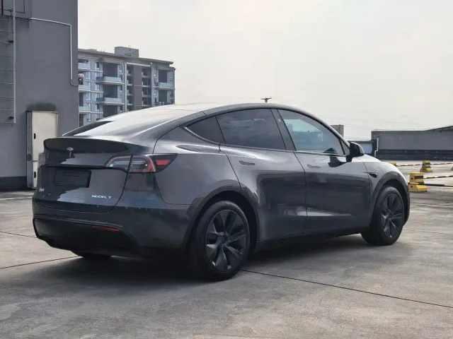 Tesla Model Y — Фото автомобиля 4