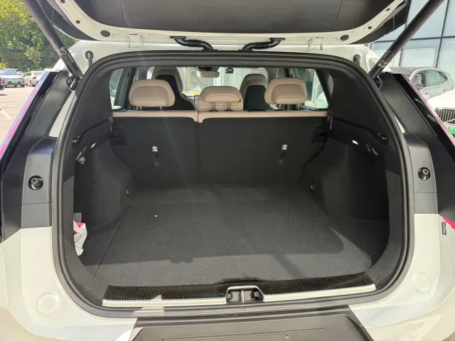 Volvo XC70 Plug-in Hybrid — Фото автомобиля 10