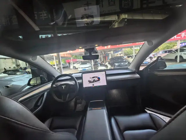 Tesla Model Y — Фото автомобиля 16
