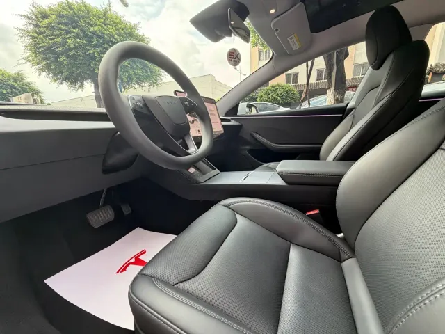 Tesla Model 3 — Фото автомобиля 8