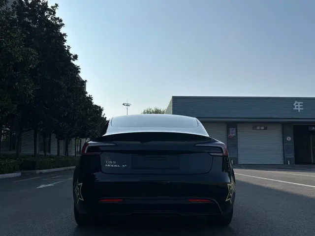 Tesla Model 3 — Фото автомобиля 2
