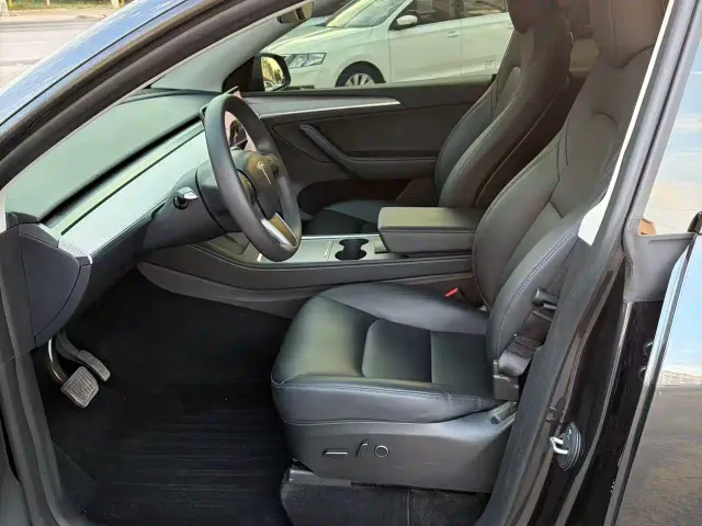 Tesla Model Y — Фото автомобиля 7