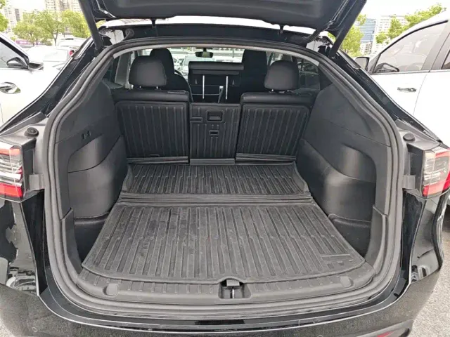 Tesla Model Y — Фото автомобиля 18