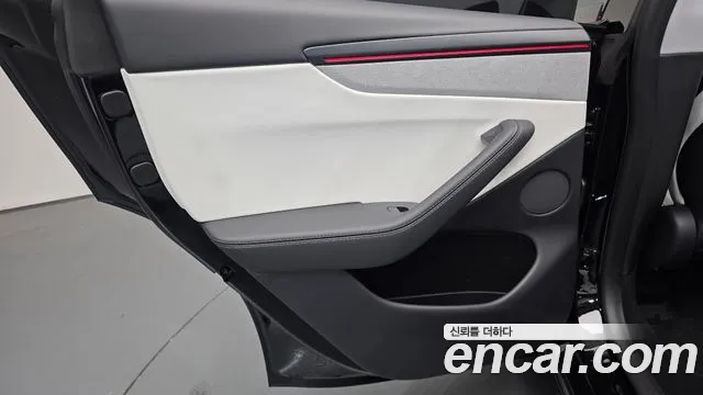 Tesla Model Y — Фото автомобиля 14