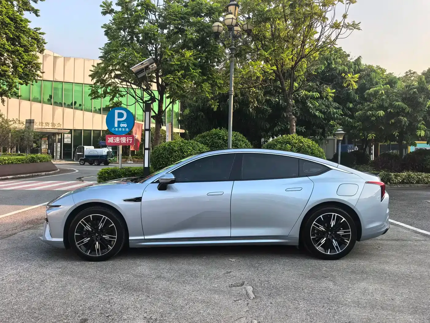 Nezha Auto Nezha S 2024 Facelift Extended Range 1060 Lite Edition — Фото автомобиля 2