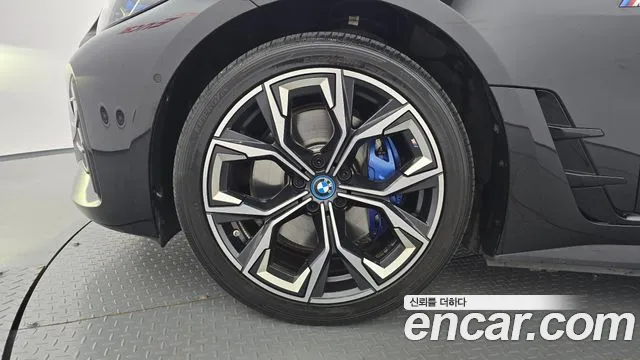 BMW i4 — Фото автомобиля 5
