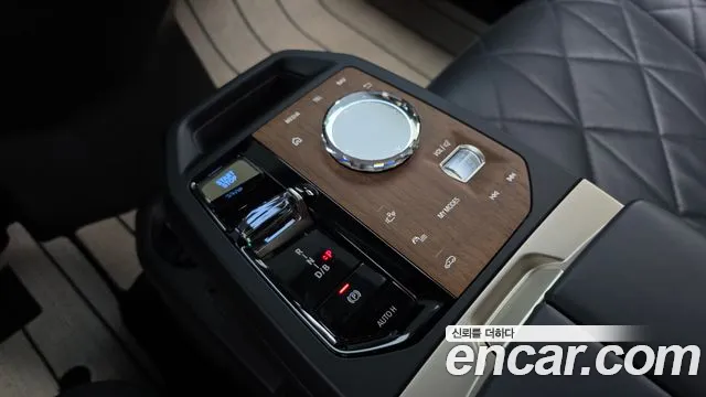 BMW iX — Фото автомобиля 9