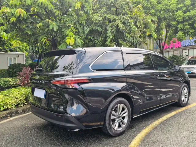 Toyota Sienna — Фото автомобиля 6