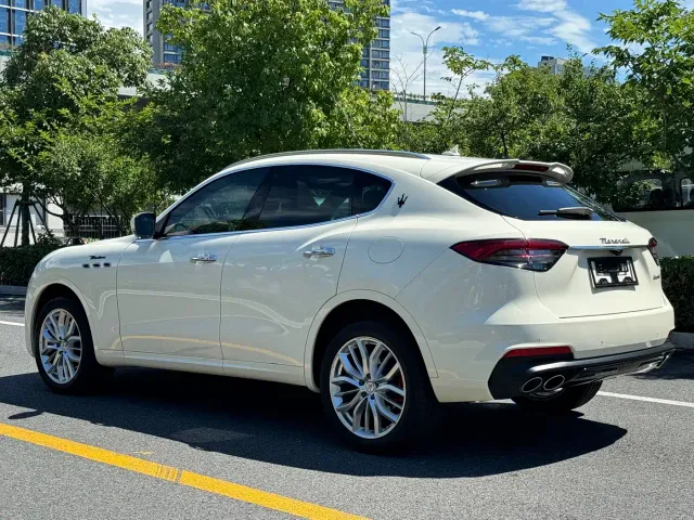 Maserati Levante — Фото автомобиля 12