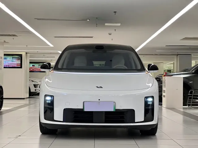 Li Auto i8 — Фото автомобиля 2