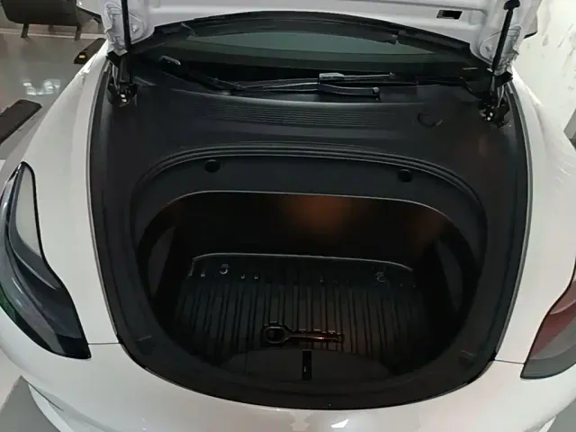 Tesla Model 3 — Фото автомобиля 19