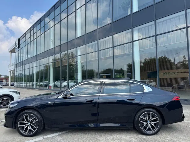 BMW i5 — Фото автомобиля 3