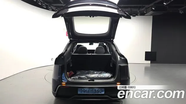 Tesla Model Y — Фото автомобиля 26