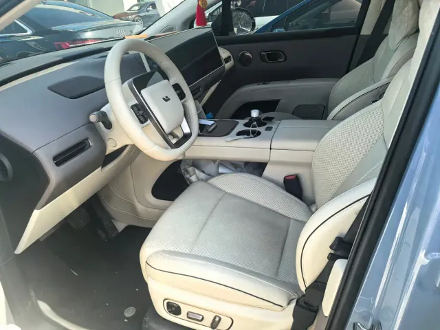 Li Auto i8 — Фото автомобиля 3