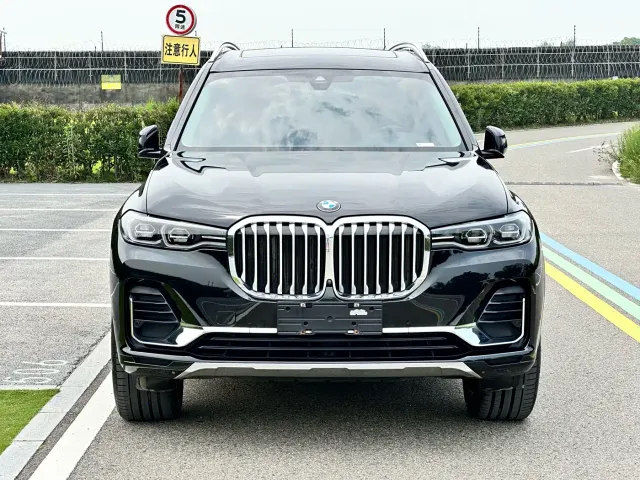 BMW X7 — Фото автомобиля 2