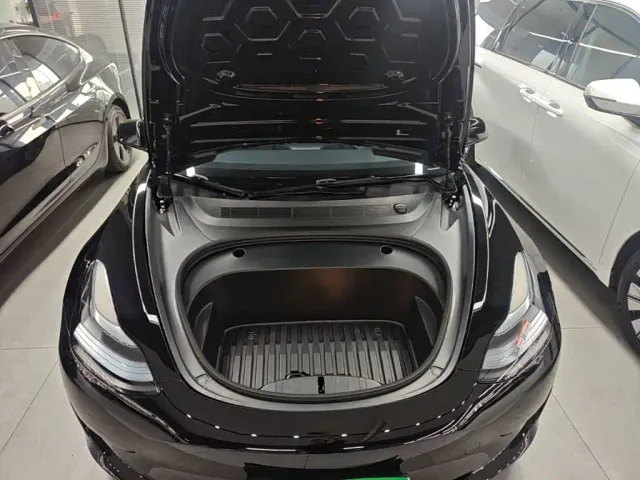 Tesla Model 3 — Фото автомобиля 19