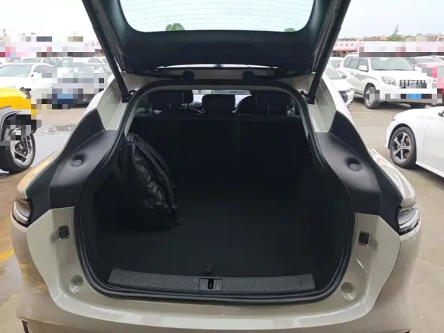 IM Motors LS6 — Фото автомобиля 18