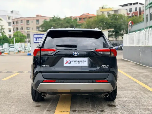 Toyota RAV4 — Фото автомобиля 14