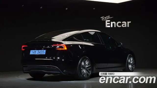 Tesla Model 3 — Фото автомобиля 2