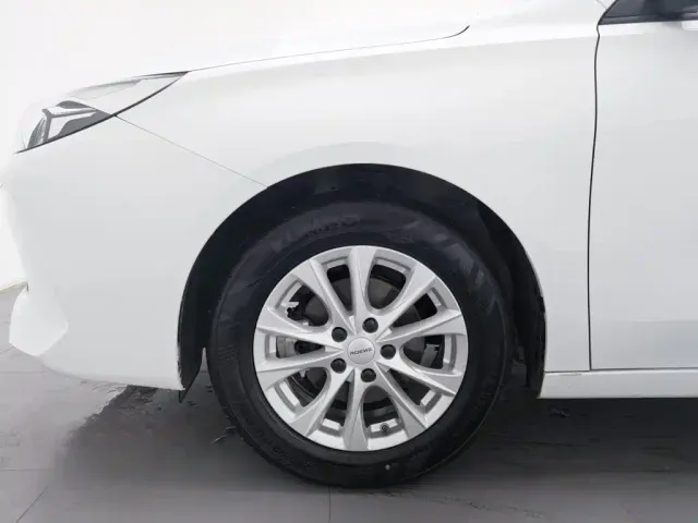 Roewe i5 — Фото автомобиля 17