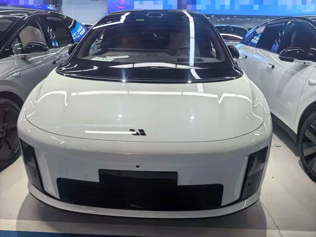 Li Auto i8 — Фото автомобиля 2