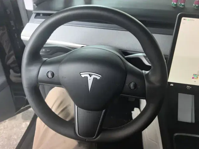Tesla Model Y — Фото автомобиля 15